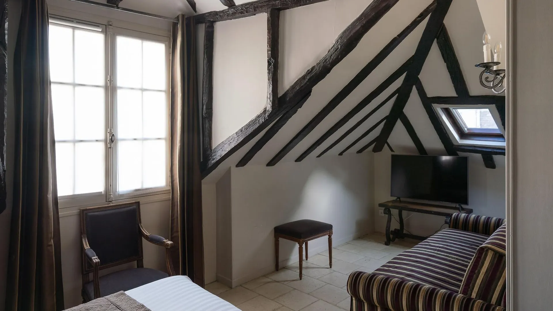 Hotel Saint-Louis Marais Paris