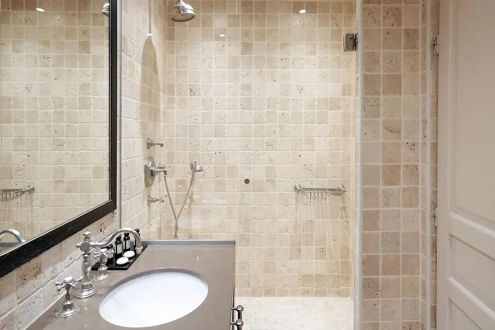 Hotel Saint-Louis Marais Paris