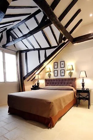 Hotel Saint-Louis Marais Paris