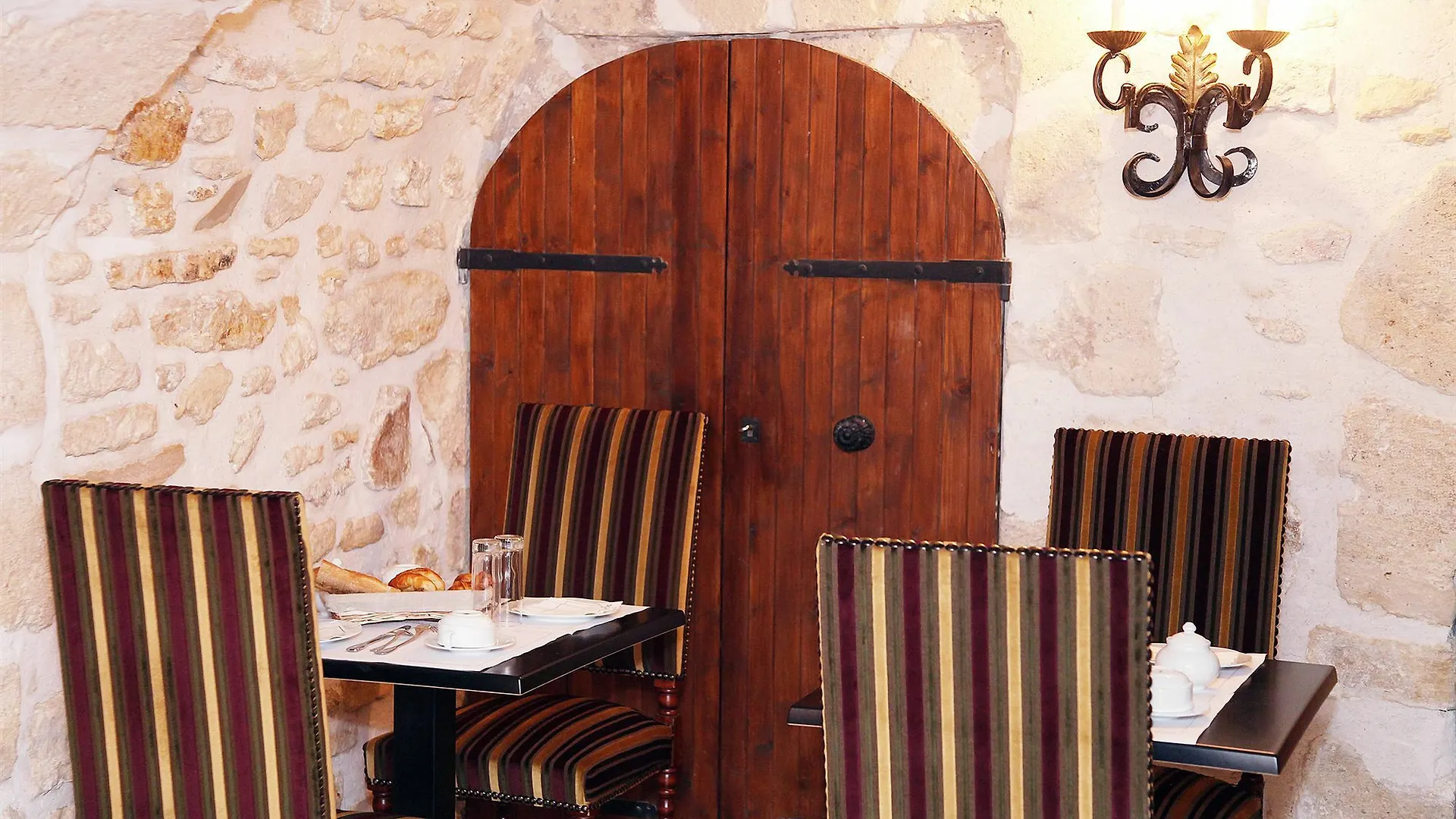 Hotel Saint-Louis Marais Paris