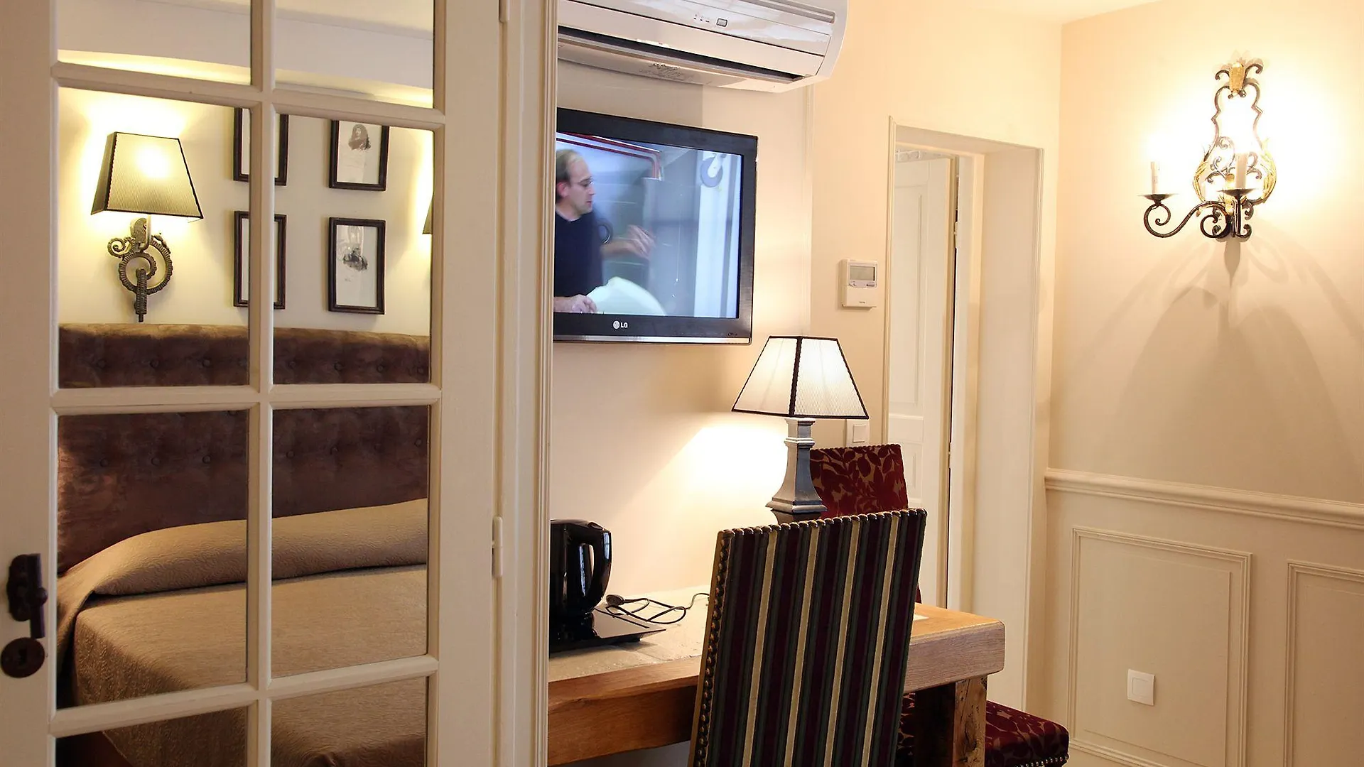 Hotel Saint-Louis Marais contacts